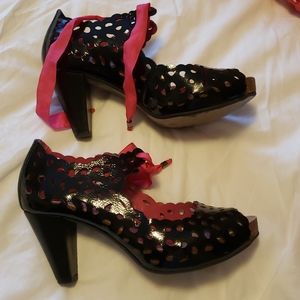 Chanii B black leather heels w pink bow Sz 37